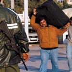 Libye : les journalistes libérés ont franchi Ras Jedir 