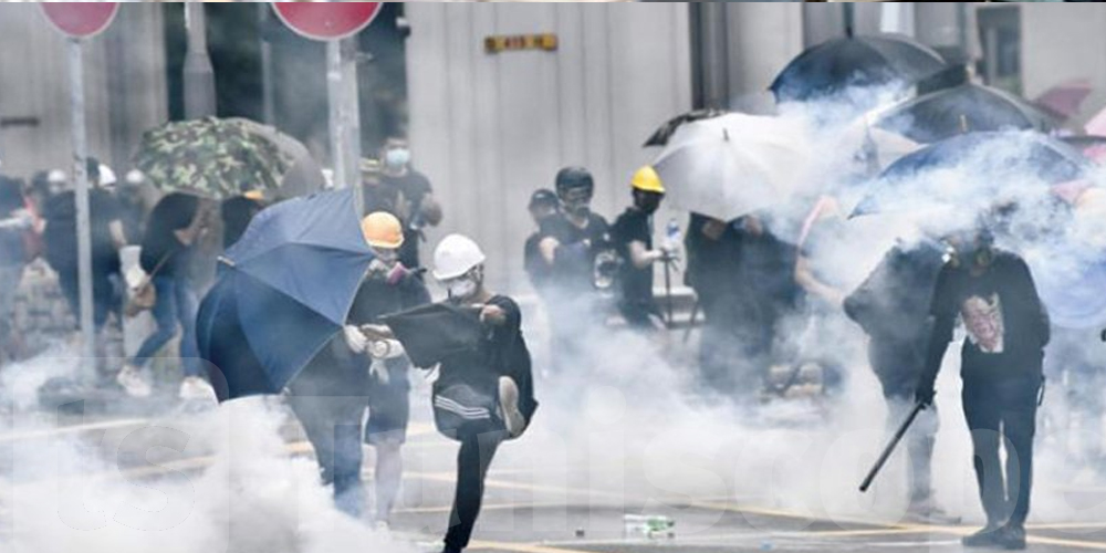 عاجل: الشرطة تطلق الغاز المسيل للدموع لتفريق محتجين