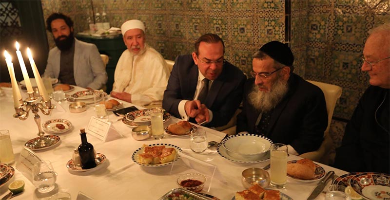 بالصور: ممثلي الديانات السماوية الثلاث بتونس معا على طاولة الافطار