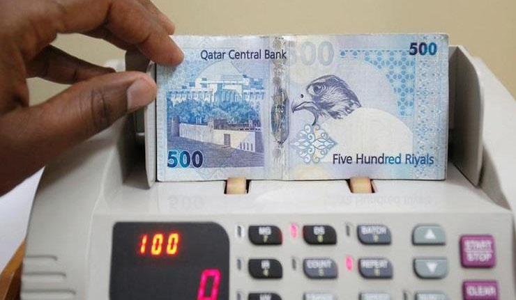 الريال القطري يهبط لمستوى قياسي جديد
