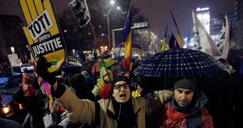 رومانيا: عشرات الآلاف يتظاهرون ضد تخفيف قوانين مكافحة الفساد
