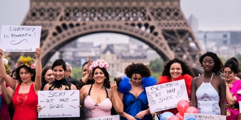 Les rondes défilent devant la tour Eiffel contre les diktats de la mode