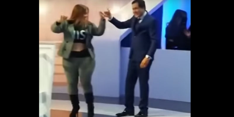 فيديو أثار جدلا: عبد الرزاق الشابي يرقص مع ضيفته