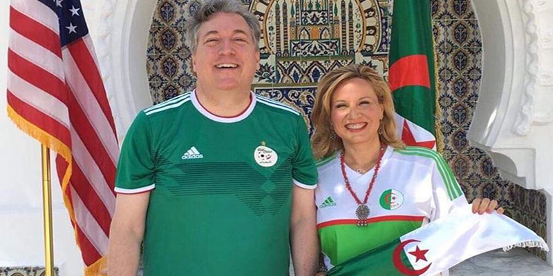 بالفيديو: السفير الأمريكي وزوجته يدعمان المنتخب الجزائري
