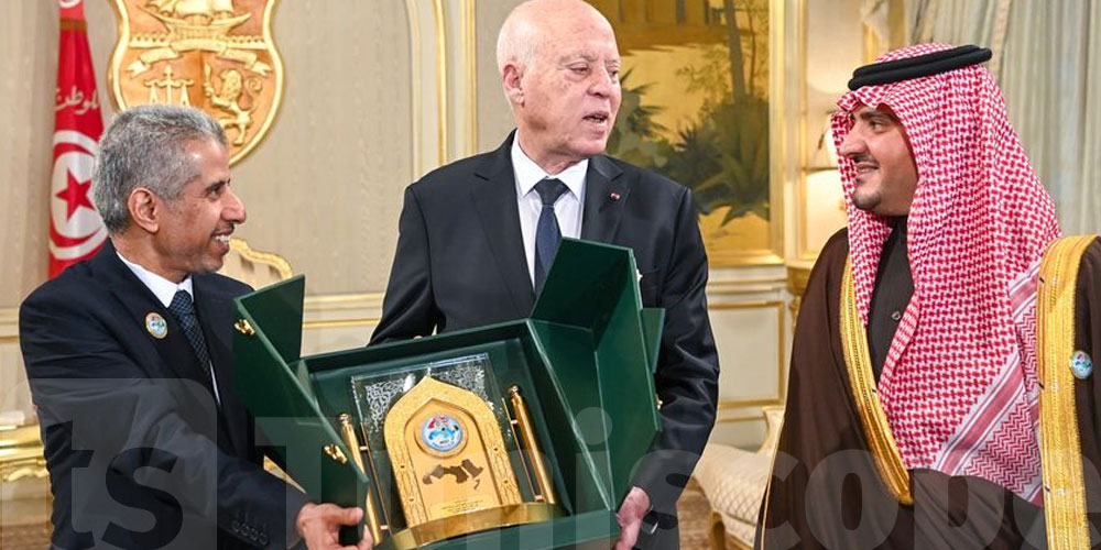 رئيس الجمهورية يتسلّم الدرع التذكاري لمجلس وزراء الداخلية العرب