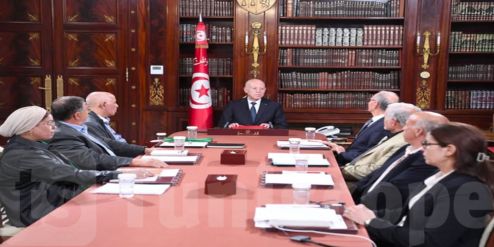 رئيس الدولة يتسلم التقرير الأولي للجنة المكلفة بإيجاد الحلول عاجلة لقابس