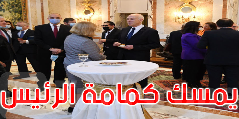 صورة: سعيد يتناول القهوة مع سفيرة أوروبية ومسؤول ينتظره ممسكا له كمامته