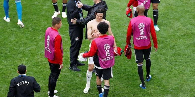 كافاني يكشف سر طلبه لقميص صلاح