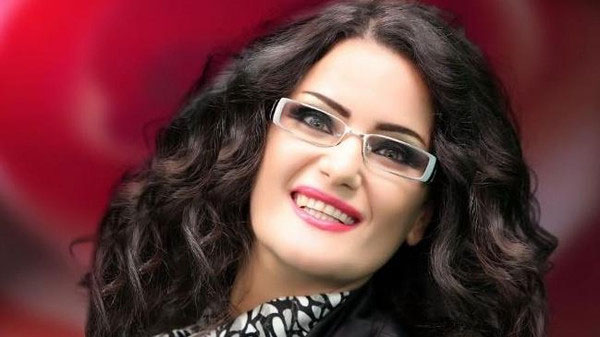 راقصة تقدم برنامجاً دينياً في رمضان تثير جدلا في مصر !