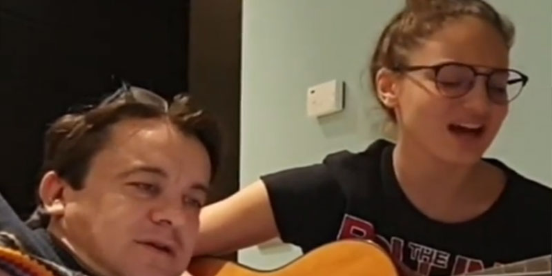 En vidéo : Sami Fehri partage un moment de complicité avec sa fille Khadija