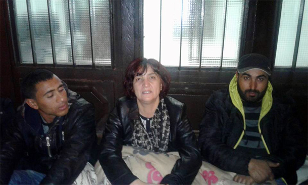 Photo du jour : Samia Abbou parmi les sitinneurs de Kasserine