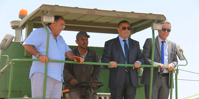 Image du jour : Le ministre de l’Agriculture aux premières loges pour suivre la moisson à Zaghouan