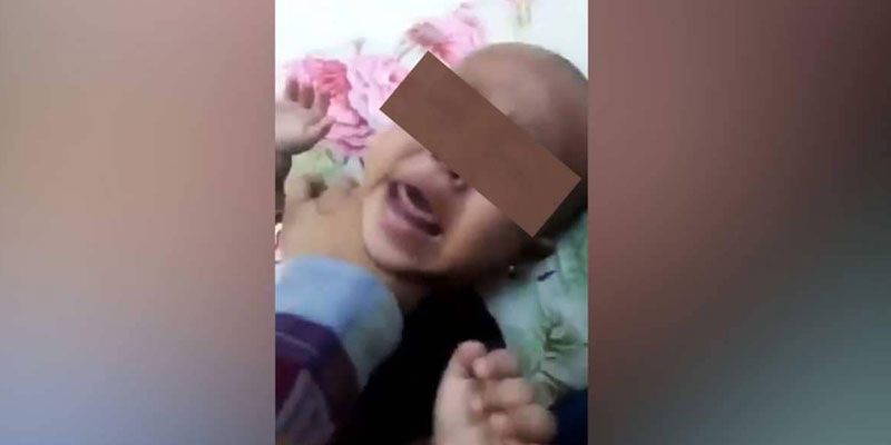 فضحها مقطع فيديو: أم تخنق وتُعنّف إبنتها والسلطات تتحرّك
