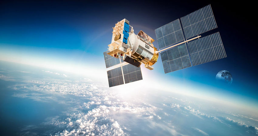 السعودية تطلق أول قمر للاتصالات الفضائية