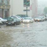 مصرع 4 أشخاص وفقدان 10 آخرين نتيجة فيضانات في السعودية
