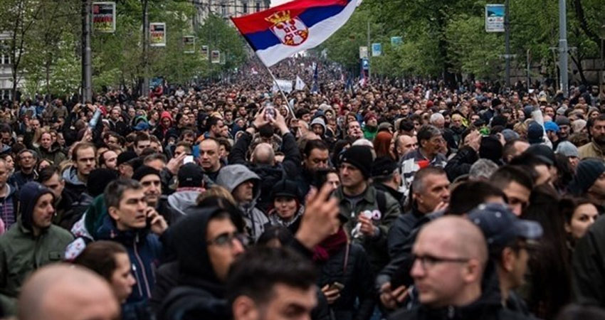 الآلاف يتظاهرون ضد ‘استبداد’الرئيس الصربي