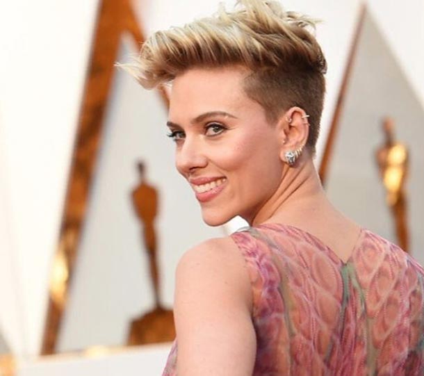 En photos : Scarlett Johansson fait sensation aux Oscars avec sa jolie robe signée Azzedine Alaïa