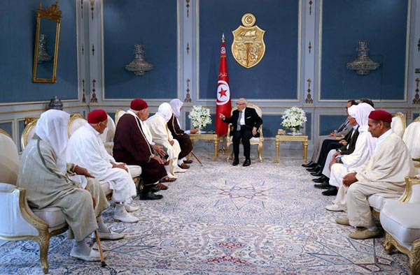 بالفيديو: رئيس الجمهورية الباجي يشرف على اجتماع المجلس الأعلى للجيوش 