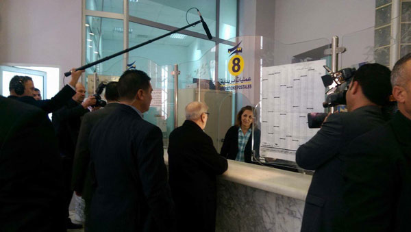 صورة اليوم: الباجي قائد السبسي يتبرع بشهر عمل لفائدة عائلات الشهداء