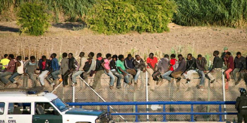 مئات المهاجرين الأفارقة يصلون الأراضي الإسبانية عبر اجتياز السياج بين المغرب وسبتة