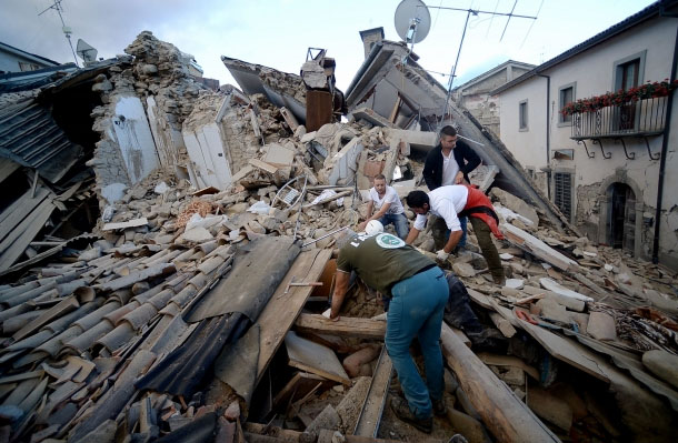 ارتفاع عدد ضحايا زلزال إيطاليا إلى 21 قتيلا