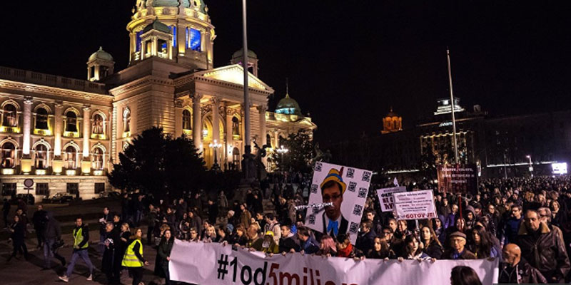 صربيا: المتظاهرون يحتجزون رئيسهم في قصره