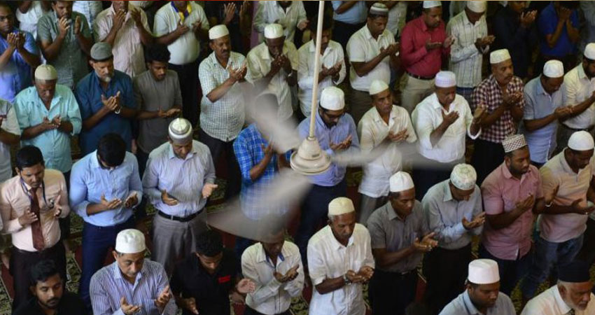 مسلمو سريلانكا يصلون في مساجد تعرضت للتخريب