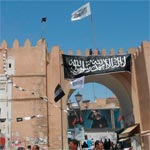 En photos : Les salafistes défient le MI et brandissent leurs étendards noirs à Sfax 