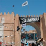 En photos : Les salafistes défient le MI et brandissent leurs étendards noirs à Sfax