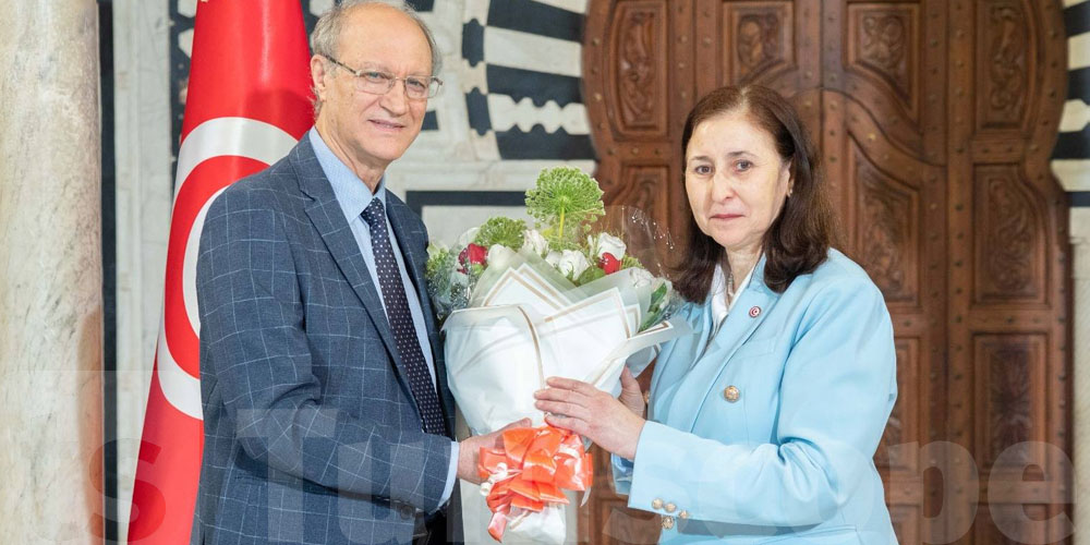 رئيسة الحكومة تكرّم رياض الصيد بمناسبة إحالته على شرف المهنة