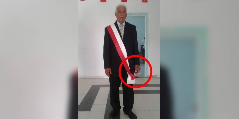أثارت جدلا وسخرية: رئيس بلدية هبيرة في صورة رسمية و بيده ''سيجارة '' 