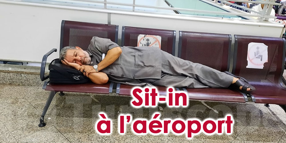 En photo: Noureddin Khadmi observe un sit-in à l’aéroport de Tunis-Carthage