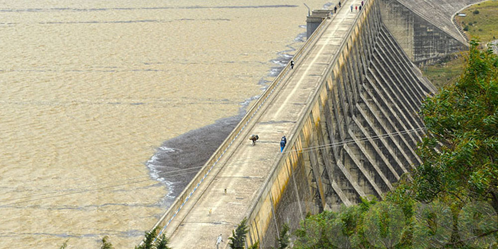 Comment se fait le déversement d'un barrage et où va l'eau ?