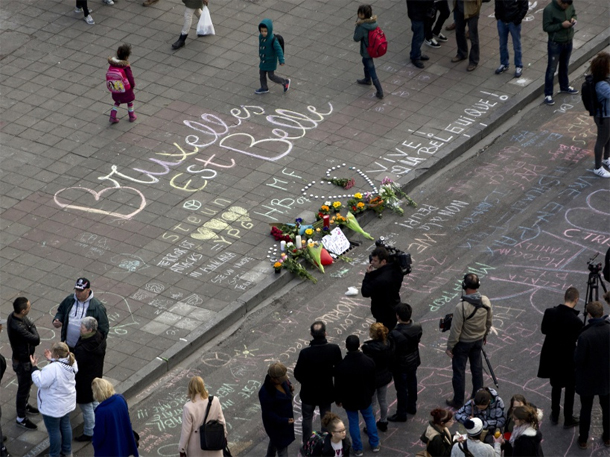 En photos-Bruxelles : Des messages tracés à la craie couvrent la place de la Bourse 