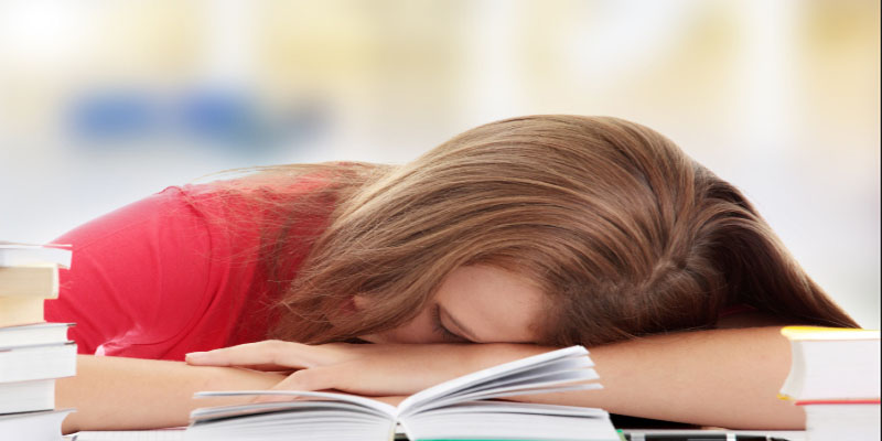 دراسة: قلة النوم تصيبك بأمراض مزمنة