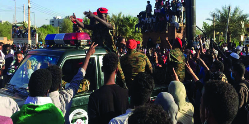 السودان: سقوط 7 قتلى بينهم عسكريون خلال محاولة فض اعتصام المتظاهرين