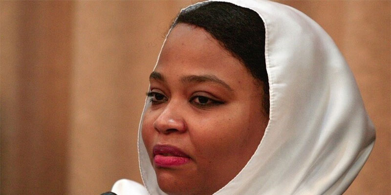 داعية سوداني يجبر وزيرة على إغلاق صحفتها على الفيسبوك