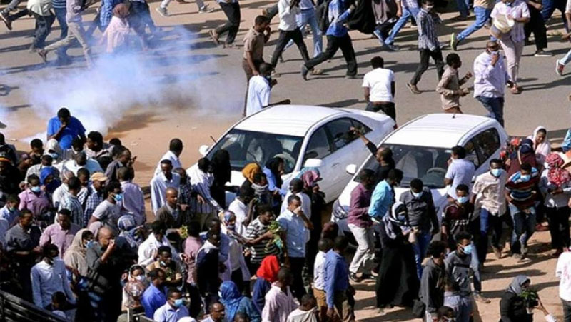  السودان: الحكومة تقر زيادات في الرواتب والمتظاهرون يتجهون نحو القصر الرئاسي