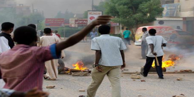 السودان: الأمن يستعمل الغاز المسيل للدموع والهراوات لتفريق محتجين 