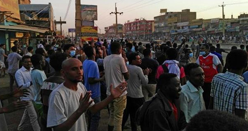 الشرطة السودانية تفرق المتظاهرين في العاصمة بالغاز المسيل للدموع