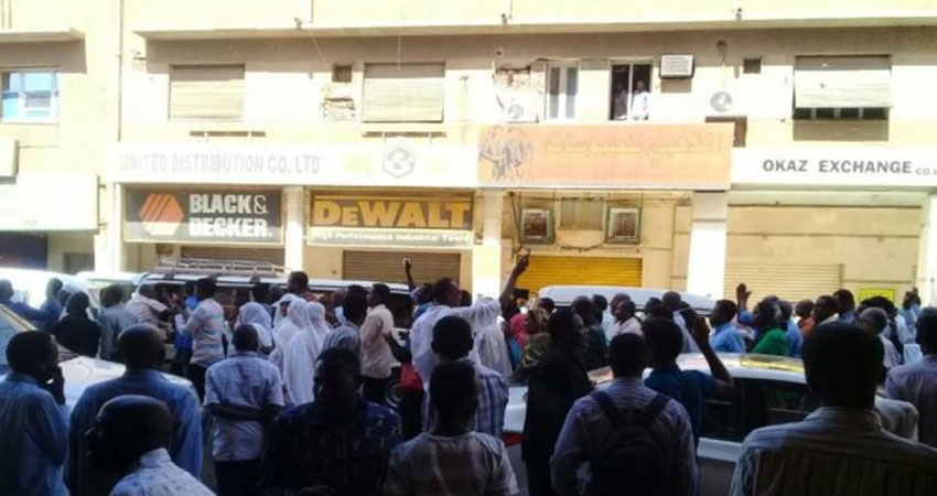 الشرطة السودانية تفرق محتجين بقنابل مسيلة للدموع