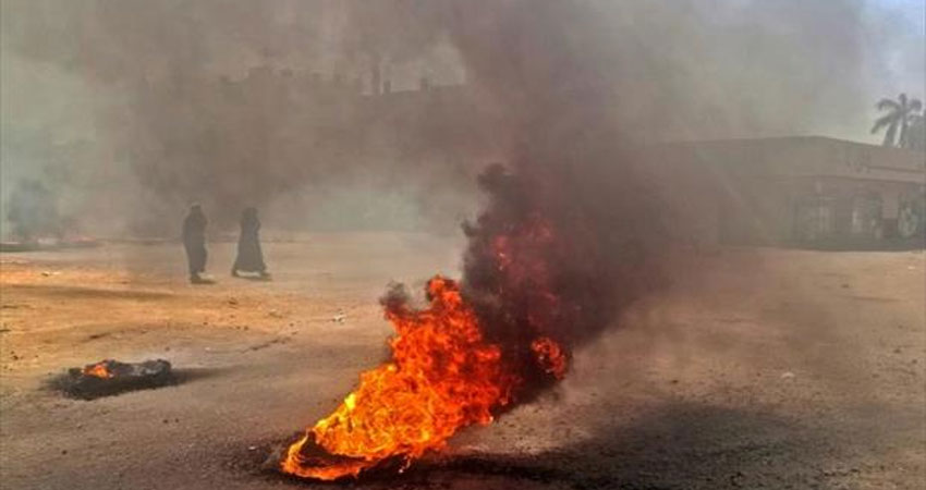 الشرطة السودانية تطلق الغاز المسيل للدموع لتفريق محتجين في الخرطوم