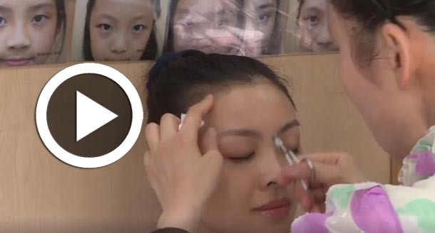 En vidéo : À Hong Kong, Ils s’épilent les sourcils dans l’espoir d’un avenir meilleur....