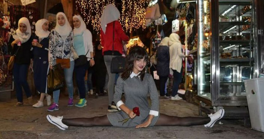 بالفيديو..راقصة باليه سورية تُثير جدلًا برقصها في باحة مسجد وسط دمشق‎