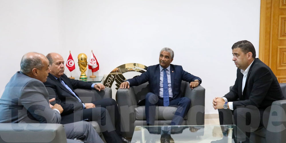 وزير الرياضة يبحث مع الكاتب العام للجامعة التونسية لكرة القدم ضمان سير الموسم الرياضي المقبل
