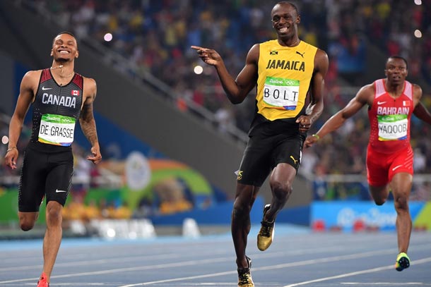 En photos : Trop forts, deux sprinteurs s’amusent en pleine demi-finale du 200 m...