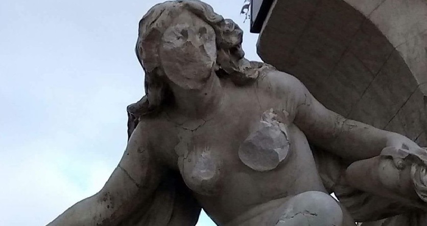 Vidéo-Un barbu endommage à coup de marteau la statue d’Ain El Fouara en Algérie