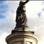 Décès d'un jeune homme tombé de la statue de la République à Paris