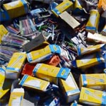 Des stylos détruits pour lutter contre la contrefaçon… les distribuer aux enfants défavorisés n'aurait-il pas été plus bénéfique ?