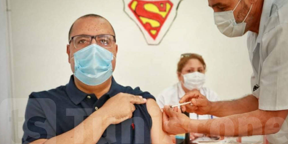 Coronavirus : Mechichi reçoit la deuxième dose du vaccin comme un ''SUPERMAN''